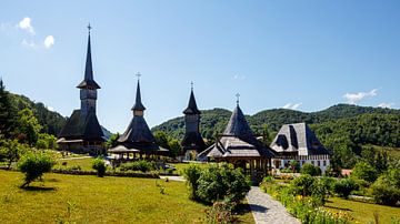 Het klooster van Barsana in Roemenië van Roland Brack