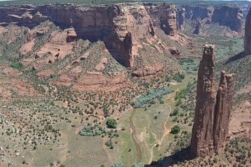 In Canyon de Chelly Amerika, Spider Rock van Bernard van Zwol