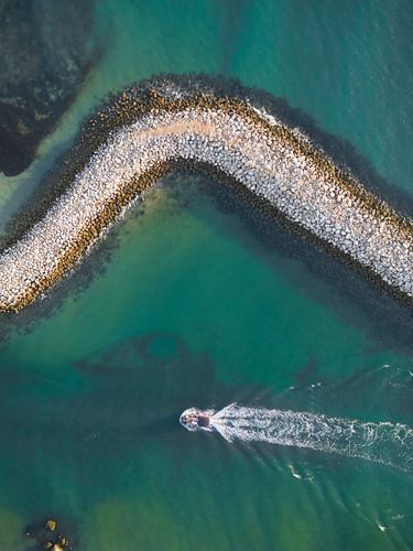 Fischerboot an der portugiesischen Algarve auf dem Weg zurück in den Hafen