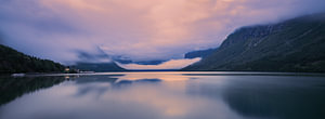 Panorama und Sonnenaufgang über dem Lovatnet, Vestland, Norwegen