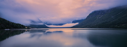 Panorama en zonsopkomst over Lovatnet, Vestland, Noorwegen