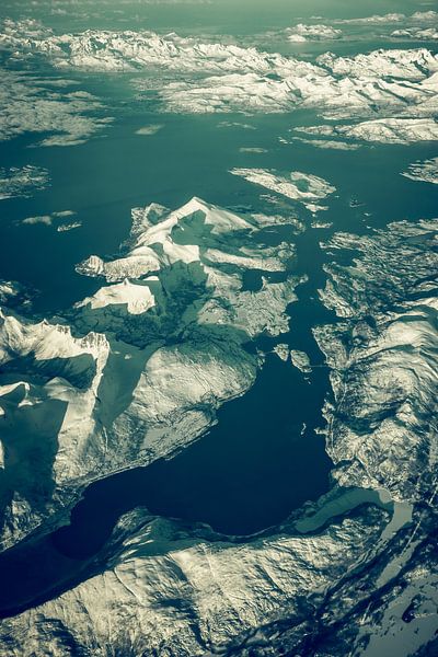 Besneeuwde bergen in Noord-Noorwegen vanuit de lucht van Sjoerd van der Wal Fotografie
