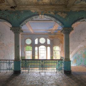 Majestueuze trap in een sanatorium van Truus Nijland