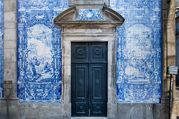 Portugese deur in de stad Porto van Paula Romein
