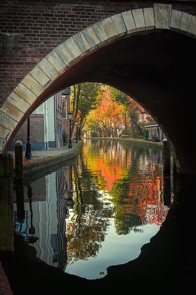 Vollersbrug over de Oudegracht in Utrecht in de herfst  van De Utrechtse Grachten