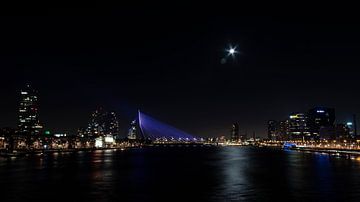 De Zwaan Rotterdam by Night van Customvince | Vincent Arnoldussen
