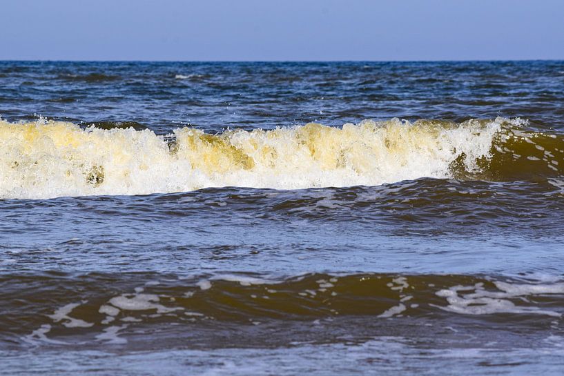 undulating sea by Chimzoe.