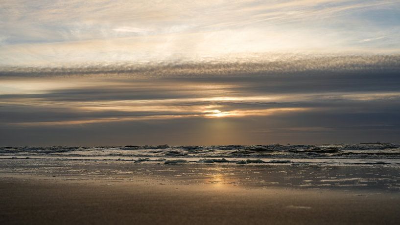 Coucher de soleil Côte de la mer du Nord Bord de mer Pays-Bas Bleu Calme 16x9 par Martijn Jebbink Photography