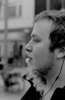 Jongen blaast sigarette rook uit