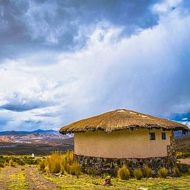 Bedrohlich Himmel über traditionelle Rundhütte auf dem Hochplateau der Anden, Peru von Rietje Bulthuis