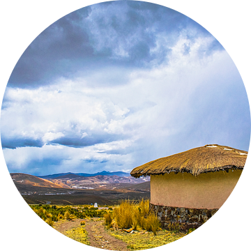 Dreigende lucht boven traditionele ronde hut op de hoogvlakte van het Andesgebergte, Peru van Rietje Bulthuis