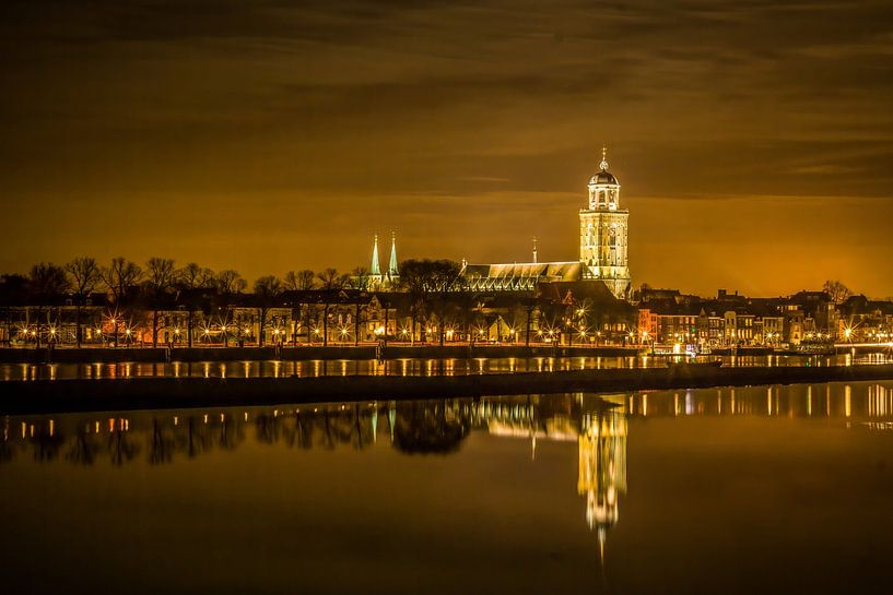 Skyline Deventer bij avond von Gerard Boerkamp