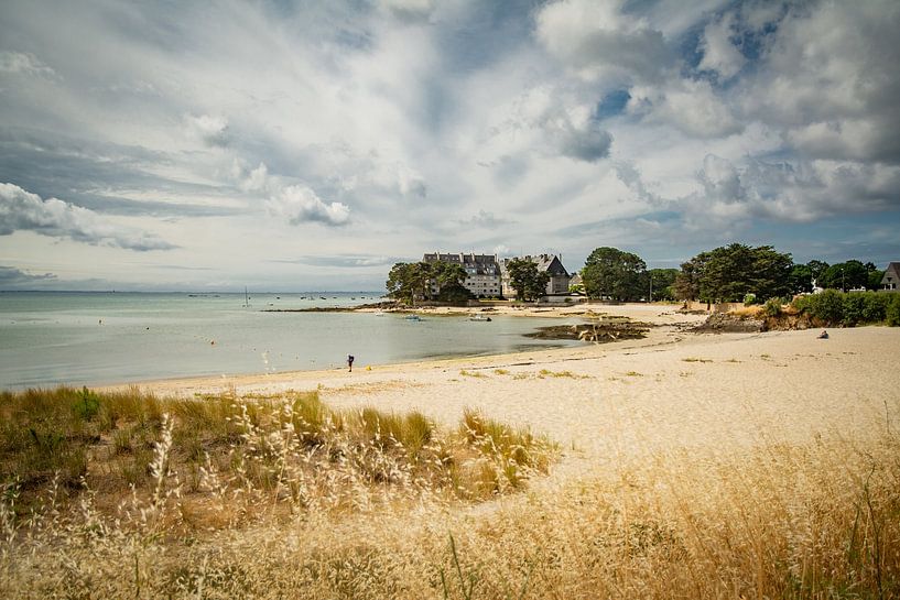 Malerische Ferienhäuser am goldenen Strand in der Bretagne von Frans Scherpenisse