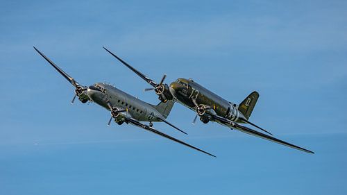 Flyby van 2 historische Douglas vliegtuigen.