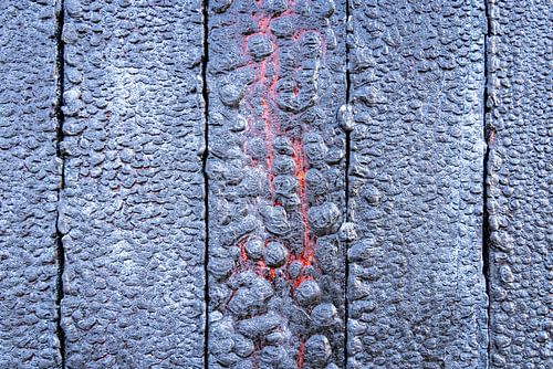 Abstract in zwart met een vleugje rood.