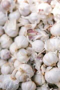 Mountains of garlic by Marika Huisman fotografie