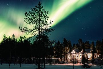Northern lights above a house by Sander Wehkamp