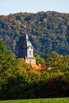 De kerktoren van Herleshausen in de herfst van Roland Brack