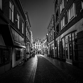 Kortemeestraat in Bergen op Zoom (Brabant) (schwarz-weiß) von Fotografie Jeronimo