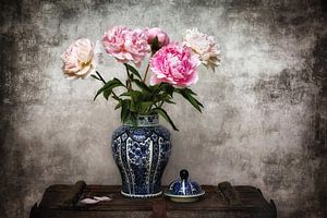 Delfter Blau Vase mit Pfingstrosen auf einer Vintage Truhe
