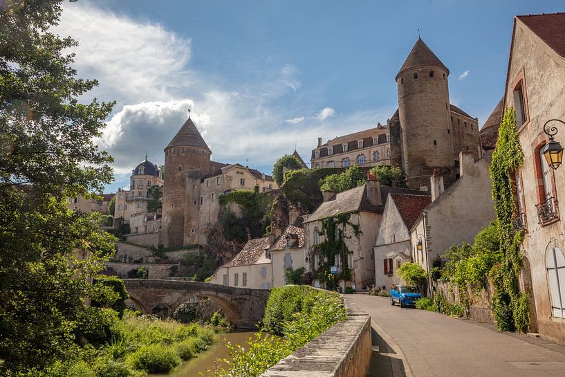 Brug, torens en rivier om Semur-en-Auxois, Frankrijk van Joost Adriaanse