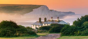Sonnenaufgang in Cuckmere Haven und die sieben Schwestern im Seaford Head Nature Reserve, East Susse