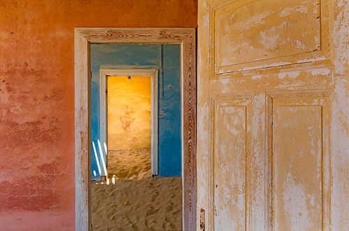 Verlaten huizen in woestijn van Namibië