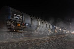 Eisenbahn mit Güterzug in einer nebligen Nacht im Hafen von Antwerpen