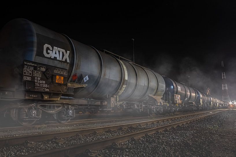 Spoorweg met goederentrein op een mistige nacht  in de haven van Antwerpen van Daan Duvillier | Regio in de Kijker