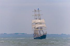 Zeilschip op zee met halve zeilen  by Brian Morgan