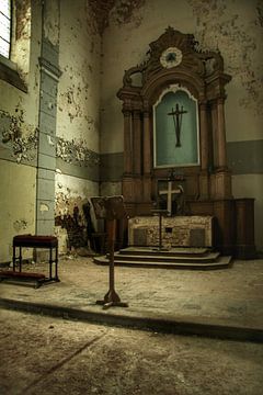 Een verlaten kerk interieur by Melvin Meijer