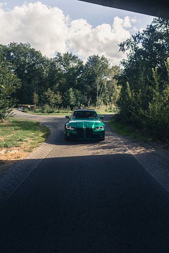 Groene BMW M3 G80 in een rustgevende, bosrijke omgeving
