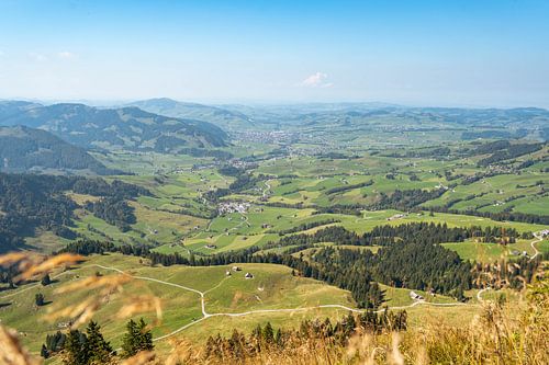 Herfstuitzicht op het platteland van Appenzell vanaf de Wilden Kasten