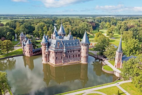 Luchtfoto van het historische kasteel de Haar in Haarzuilens in Nederland