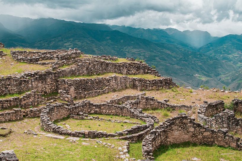 Archeologische ruïnes van de Chachapoyas in de Andes - Historische site in Peru van NZME Photography