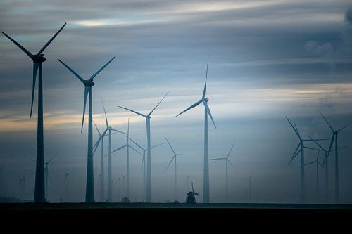 Windmolens in de mist
