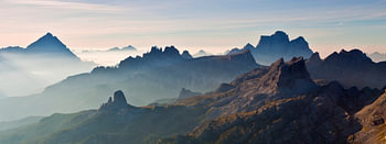 Landschaft, Berge, Panorama in den Alpen bei Sonnenaufgang mit Nebel und Morgennebel, Italien