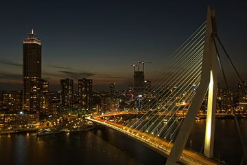 Erasmusbrug en skyline van Rotterdam bij nacht