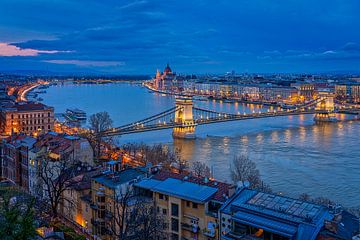 Kettenbrücke und Parlaiment in Budapest von Bea Budai