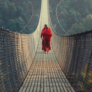 Pont suspendu avec 2 moines au Népal.