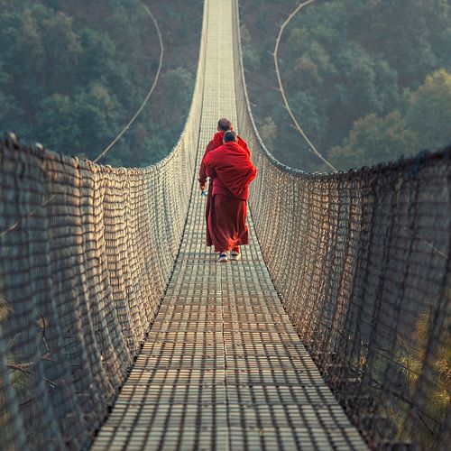 Hangbrug met 2 monniken in Nepal.