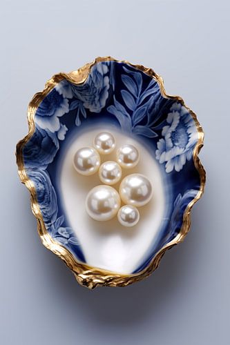 Delft blue oyster with pearls and a gold rim by Marianne Ottemann - OTTI