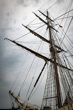 Majestueuze masten van grote schepen tegen een bewolkte lucht
