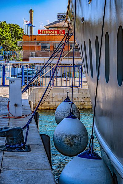Kroatië : Uitzicht op de haven van Split van Photoart-Naegele