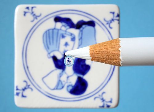 Delfts blauw tegeltje in waterdruppel weerspiegeld