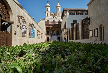 De hangende kerk (Heilige Maagd Maria's Koptisch-orthodoxe kerk) in Oud-Cairo buitenaanzicht bij dag