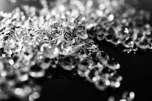 Acrylkristalle wie Diamanten – Glanz auf Schwarz
