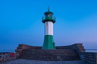 Leuchtturm auf der Mole von Sassnitz auf der Insel Rügen am Abend von Rico Ködder Miniaturansicht