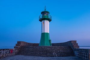 Leuchtturm auf der Mole von Sassnitz auf der Insel Rügen am Abend