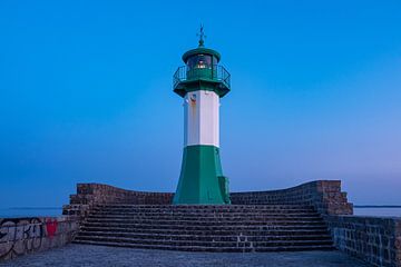 Leuchtturm auf der Mole von Sassnitz auf der Insel Rügen am Abend von Rico Ködder
